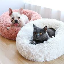 There is a non slip bottom. Fluffy Marshmallow Cat Dog Bed Freakypet