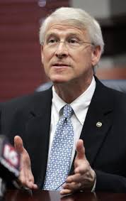 Skinny: Roger Wicker doesn't hug Al Franken