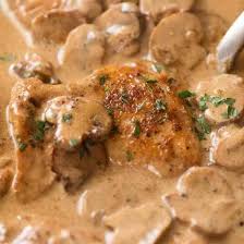 Gros Plan De Poulet Stroganoff Poulet Dore Poele Dans Une Sauce Cremeuse Aux Champignons Poulet Stroganoff Recettes De Cuisine Sauce Cremeuse Aux Champignons