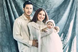 Nurfatimaaisya #fazura #fattahamin pasangan pelakon fattah amin dan nur fazura menegaskan mereka bakal menunjukkan. Me And My Mini Me Fazura Kongsi Foto Puteri Sulung Ramai Puji Wajah Fatima Mix Fattzura Hiburan Mstar