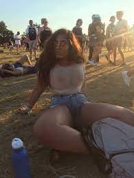 Thicc girl at a festival Porn Pic - EPORNER