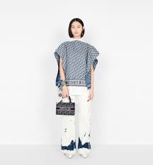 The mini dior book tote, an original style introduced by dior's creative director maria grazia chiuri, has become a staple of the maison's aesthetic. Kleine Dior Book Tote Bag Dior Oblique Stickerei In Blau Taschen Damenmode Dior