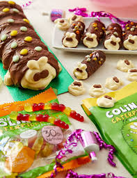 M&s launched colin the caterpillar around 30 years ago and his appearance has been meanwhile, reports of the cuthbert the caterpillar version first emerged in 2019. Colin The Caterpillar Cake Gift Bag M S