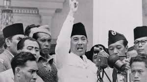 Narasi merupakan bentuk dari pengembangan paragraf dalam karangan atau karya tulis yang menjelaskan tentang peristiwa atau kejadian secara berurutan dari waktu ke waktu yakni awal, tengah sampai akhir. 10 Contoh Paragraf Narasi Singkat Berbagai Tema