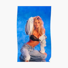 A 51 ans, pamela anderson n'a rien perdu de sa superbe plastique et n'a pas peur de l'exhiber. Poster Pamela Anderson Redbubble