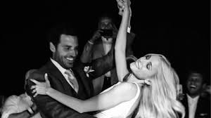 Η νύφη έλαμπε μέσα στο πριγκιπικό νυφικό της, δημιουργία της σήλιας κριθαριώτη ενώ δεν κατάφερε να κρατήσει τα δάκρυα της συγκίνησης όταν ξεκίνησε η τελετή του γάμου.το νυφικό της, η διάσημη σχεδιάστρια το δημιούργησε όπως ακριβώς ήθελε η δούκισσα! Doykissa Nomikoy Dhmhtrhs 8eodwridhs O Erwtas O Lamperos Gamos Kai Ta Dyo Paidia