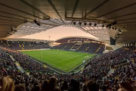 Má atletický ovál, čímž je znevýhodněn, protože fandění fanoušků není slyšet po celém stadionu. Udinese Calcio On Twitter Dacia Arena Between The Candidates For The Stadium Of The Year 2016 Award So Bianconeri Fans Let S Click Https T Co Uuipx12o19 Https T Co Wycrvzzvfy