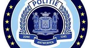 De blauwe lijn is het gratis infonummer van politiezone antwerpen. Wilt U Een Trui Of Babyslab Met Logo Van De Antwerpse Politie Antwerpen Hln Be