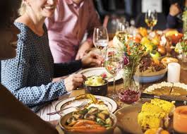 Telechargez Les Gens Celebrent Le Jour De Thanksgiving Gratuitement Thanksgiving Dinner Dinner On A Budget Thanksgiving Day