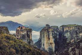 Καὶ πρὸς ἰσχυρὰ καὶ μετέωρα χωρία ἐμβαλὼν ἔκτεινε τοὺς πρώτους. 7 Monasthria Sta Metewra Poy Aggi3an Ton Oyrano