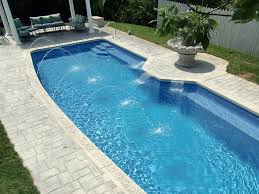 La piscina in vetroresina monoblocco è una struttura già pronta che deve solo essere trasportata nel luogo i prezzi delle piscine interrate e prefabbricate variano in base alla tipologia di pannelli che le. Piscina Da Giardino Prefabbricata