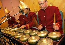 Pada umumnya talempong memiliki bentuk seperti gong kecil, memiliki lingkaran penuh dengan diameter sekitar 15 hingga 17,5 centimeter. Inilah Alat Musik Tradisional Talempong Yang Terkenal Di Sumbar Nesiatimes Com