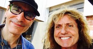 Steve Vai celebra a jornada de David Coverdale: "sacudiu a terra por mais  de meio século"