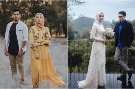 Foto prewedding casual outdoor bisa kamu dapatkan di tempat di mana kamu dan pasangan sering menghabiskan waktu bersama. 10 Inspirasi Foto Prewedding Hijab Dari Selebgram