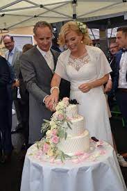 Bundeslandwirtschaftsminsterin julia klöckner (46), die zugleich stellvertretende bundesvorsitzende der cdu ist, hat an diesem samstag kirchlich geheiratet, nachdem sie ihren partner ralph grieser (49) an ostern in südafrika standesamtlich geehelicht hatte. Hochzeit Mit Viel Prominenz In Guldental Julia Klockner Hat Sich Nun Auch Kirchlich Getraut Oeffentlicher Anzeiger Rhein Zeitung