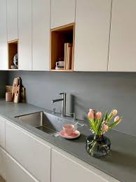 Kuche Kleinekuche Grifflosekuche Kuchengestaltung Keramikplatte Hangeschranke Wohnung Kuche Kuche Wandschrank Kuche