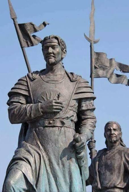 Hun İmparatoru ATTİLA Avusturya'da bulunan Attila heykeli. Attila, sol eli ile ünlü kılıcını, sağ eli ile Hayat Çiçeği sürdürüyor. Bu durmak, sembolik Türk duruşudur. Mars'ın Kılıç efsanesinin, Attila