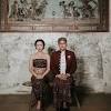 Dalam beberapa foto, dian mengenakan kebaya kutubaru panjang dan rambutnya digelung menambah kecantikan parasnya. 3