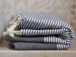 Son tissage la rend naturellement absorbante et douce. Serviette Fouta Gris Anthracite Blanc Nid D Abeille Fouta Pas Cher