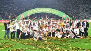 Frankfurt Baby Bekommt Fc Bayern Munchen Schal Und Reagiert Sensationell Fussball