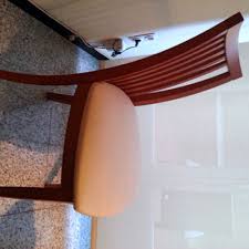 Cortar y colocar el nuevo tapizado. Tapizar Cuatro Sillas De Comedor En Tela Color Blanco Badalona Badalona Barcelona Habitissimo
