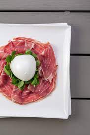 Cuoci la pasta in abbondante acqua salata, scola e condiscila con il sugo crudo e i dadini di mozzarella, poi servi subito. Pin Su Hotel Indigo Rome St George Menu 2017