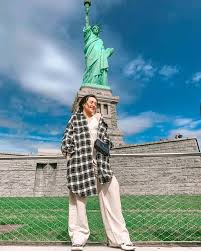 5 Inspirasi Outfit Traveling Beby Tsabina Di New York Keren Deh Di 2020 Gaya Sporty Patung Liberty Jaket Bulu