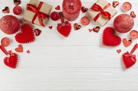 テーブルに赤いろうそくのギフトボックス free photo freepik freephoto freebackground freeribbon freeheart freelove ギフトボックス 赤ちゃん 誕生日 ろうそく