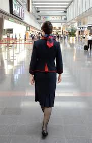 制服図鑑 客室乗務員編 レトロ感漂う濃紺ワンピース 赤色でアクセント 日本航空 2020 jal 制服 世界中のキャビンアテンダント 乗務員