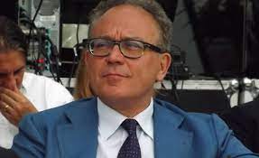 Enrico varriale nasce il 22 gennaio 1960 a napoli diventando giornalista professionista nel 1985. Varriale Silurato Da Rai Sport Non E Piu Vice Direttore L Indiscrezione Scatena Gli Juventini Areanapoli It