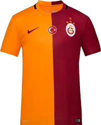 Jersey utama masih didominasi warna putih sesuai identitas klub. Kumpulan Kaos Bola Kaos Bola Warna Orange