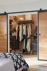 Un Dressing Pour Deux Qui Repond A Toutes Vos Envies Dressing Maison Deco Maison Interieur Deco Maison