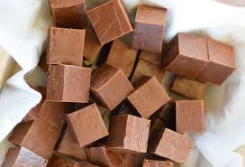 Un Fudge Au Chocolat Au Lait Qui Est Vraiment Facile A Faire Je Vous Conseille Dans Faire De Milk Chocolate Fudge Parfait Desserts Holiday Recipes Christmas