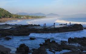 Banyak masyarakat yang datang kemari setiap hari, terutama saat akhir pekan dan hari libur. Pantai Pelabuhan Ratu Pantai Eksotis Bernuansa Mistis