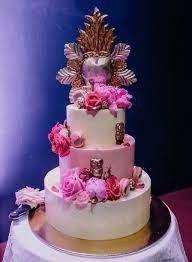 What is italian dessert without some cannoli and other bakery fresh treats? Baz Luhrmann S Modern Take On Romeo And Juliet Inspired This Australian Wedding Green Wedding Shoes Cake Design Black Wedding Cakes Pink Wedding Cake