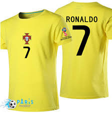 Le maillot domicile de l'équipe du portugal pour le mondial 2018 combine une base rouge avec des logos dorés et un col vert. Boutique Portugal Foot Nouveau Maillot Portugal Pas Cher Maillotparis
