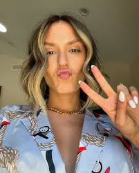 A while back I was told that this is amongst the most popular Millennial  moves 🤣 I don't like labels but I couldn't help laughing about this.