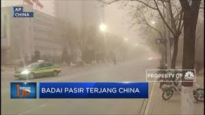 Video memperlihatkan badai pasir setinggi 100 meter menyelimuti kota. Badai Pasir Terjang China