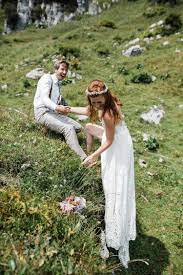 Der ultimative guide für eure hochzeitskleider. Boho Hochzeit Auf Der Stie Alm In Bayern I Hochzeit Am Berg In Bayern Berghochzeit Boho Hochzeit Hochzeit