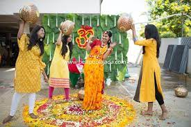 Order Fresh Flower Poolajada Bridal Accessories From Our Local Branches Present Over Southindia Bride Photoshoot Wedding Photoshoot Poses Wedding Couple Poses