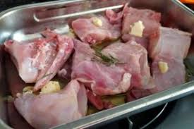 Unisci 3 foglie di alloro lavate e asciugate, la pancetta tritata e i pezzi di coniglio. Coniglio Al Forno Con Patate Un Classico Della Domenica Come Mantenerlo Morbido E Saporito Piu Ricette