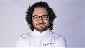 Chef florin dumitrescu, în vârstă de 32 de ani, a reușit să piardă zece kilograme în decursul unei chef florin dumitrescu își iubește extrem de mult soția și încearcă să o surprindă în moduri cât mai. Florin Dumitrescu The Jury Of Antena 1 Has A New Look He Gave Up His Hair And Did His Right Hair Photo