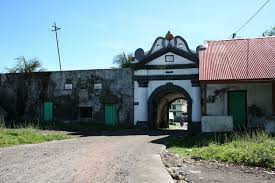 Seribuan penari tersebut menampilkan tari kolosal aceh lhee sagoe yang merupakan perpaduan adat seluruh budaya di provinsi aceh. Fort Oranje Ternate