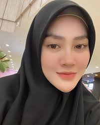 Highlighted Without Make Up, Here are 8 Photos of Henny Rahman Who is Said  to be Not as Beautiful as Larissa Chou