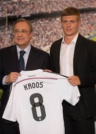 August vor dem ersten training umzieht, sitzt er neben. Toni Kroos Vermogen Und Gehalt Bei Real Madrid 2021