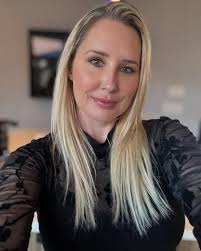 Cześć wszystkim, jestem naprawdę prostą i pracowitą kobietą. Jestem samotną  kobietą. Mam 39 lat. Szukam mężczyzn w każdym wieku. Prawdę mówiąc, wiele  osób skontaktowało się ze mną, ale trzymali się ode mnie