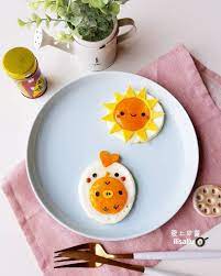 關於太陽蛋 大家看得出第一張照片中的 小太陽 和 母雞帶小雞 太陽蛋有什麼不一樣嗎 雞蛋常常出現在我家早餐裡 煎個太陽蛋就能做出百變造型 而且營養好吃 真是媽媽的魔法食材啊 如何煎出漂亮脫模的太陽蛋 太陽蛋可以全熟嗎 太陽蛋蛋黃怎麼調整位置 蛋黃上為何會