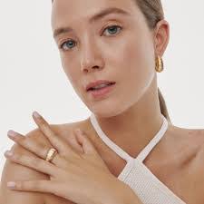 Samantha Ring's Instagram, Twitter & Facebook