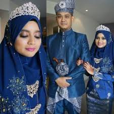 Cocok untuk gaya hijab ke kondangan, perpaduan warna merah maroon dan busana navy blue bikin anda terlihat elegan dan bold sekaligus. 15 Trend Terbaru Midnight Blue Baju Pengantin Songket Biru Navy Lamaz Morradean