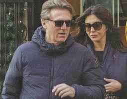 Sabrina ferilli e flavio cattaneo si sono sposati in gran segreto a parigi nel 2011. Sabrina Ferilli E Flavio Cattaneo Passeggiata Da Sposini Felici Brindano All Anniversario Di Matrimonio Il Mattino It